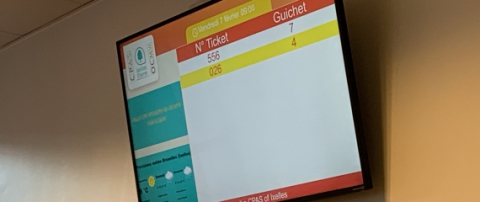 Mise en place au CPAS d'Ixelles d'un système de gestion de file d'attente avec borne d'impression de tickets et écran d'affichage - Expansion TV